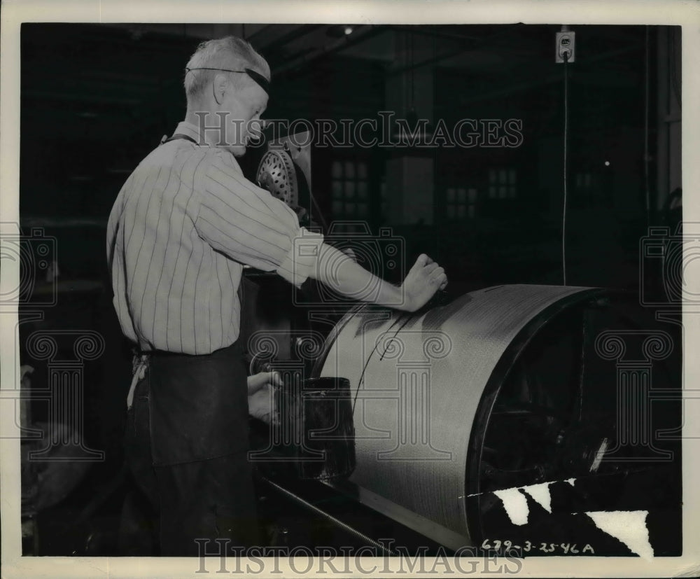 1946 Press Photo Coating of Rubber Cement Is Applied Over Wire - nef21407