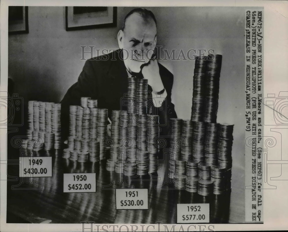 1952 Press Photo William H. Moors and Cash - nef21418