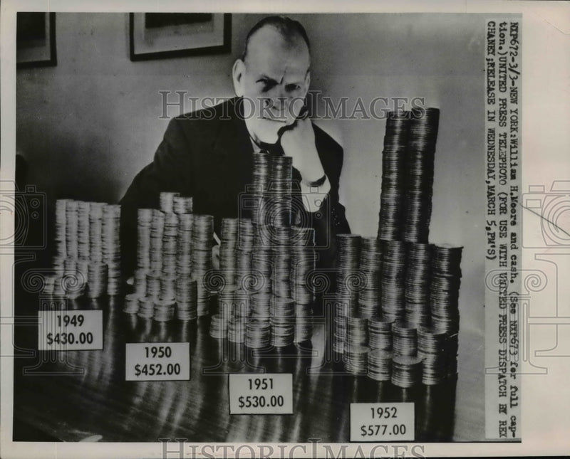 Load image into Gallery viewer, 1952 Press Photo William H. Moors and Cash - nef21418
