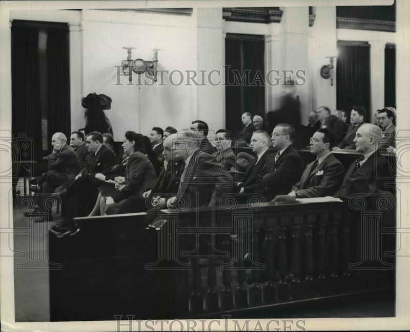 Load image into Gallery viewer, 1945 Press Photo Spectators at Federal Hearing of 16 Montgomery Ward Plants Case
