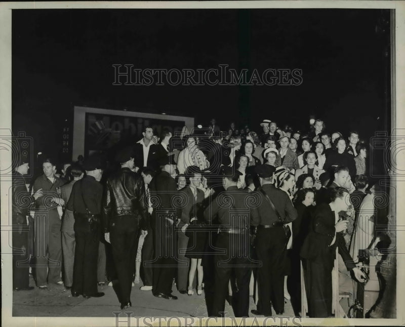 Load image into Gallery viewer, 1938 Press Photo Film Stars Shine at Hollywood Premiere of "Algiers" - nef21426

