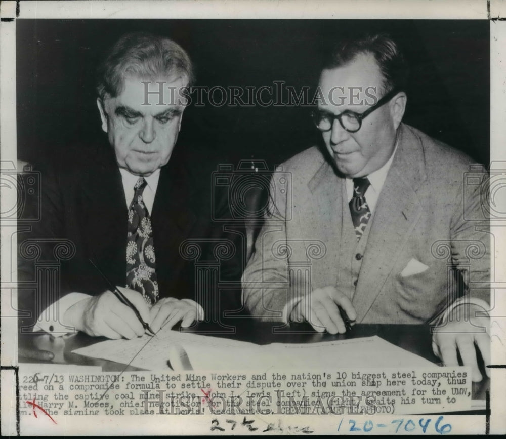1948 Press Photo John L. Lewis of United Mine Workers Signs Strike Agreement