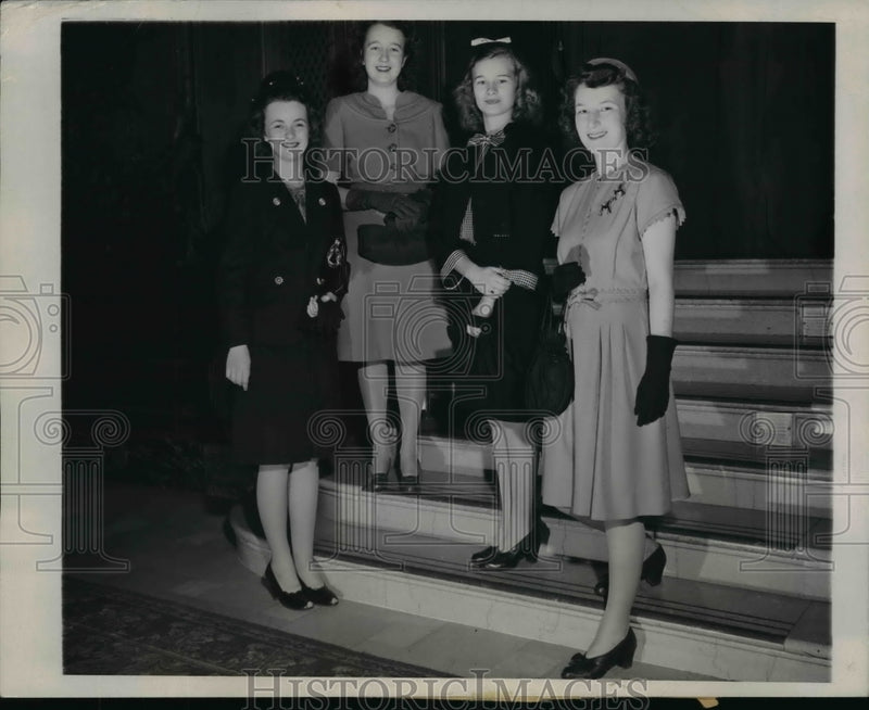 Load image into Gallery viewer, 1945 Press Photo Chicago, illinois 4-H Club Congress Fashion Award Winners
