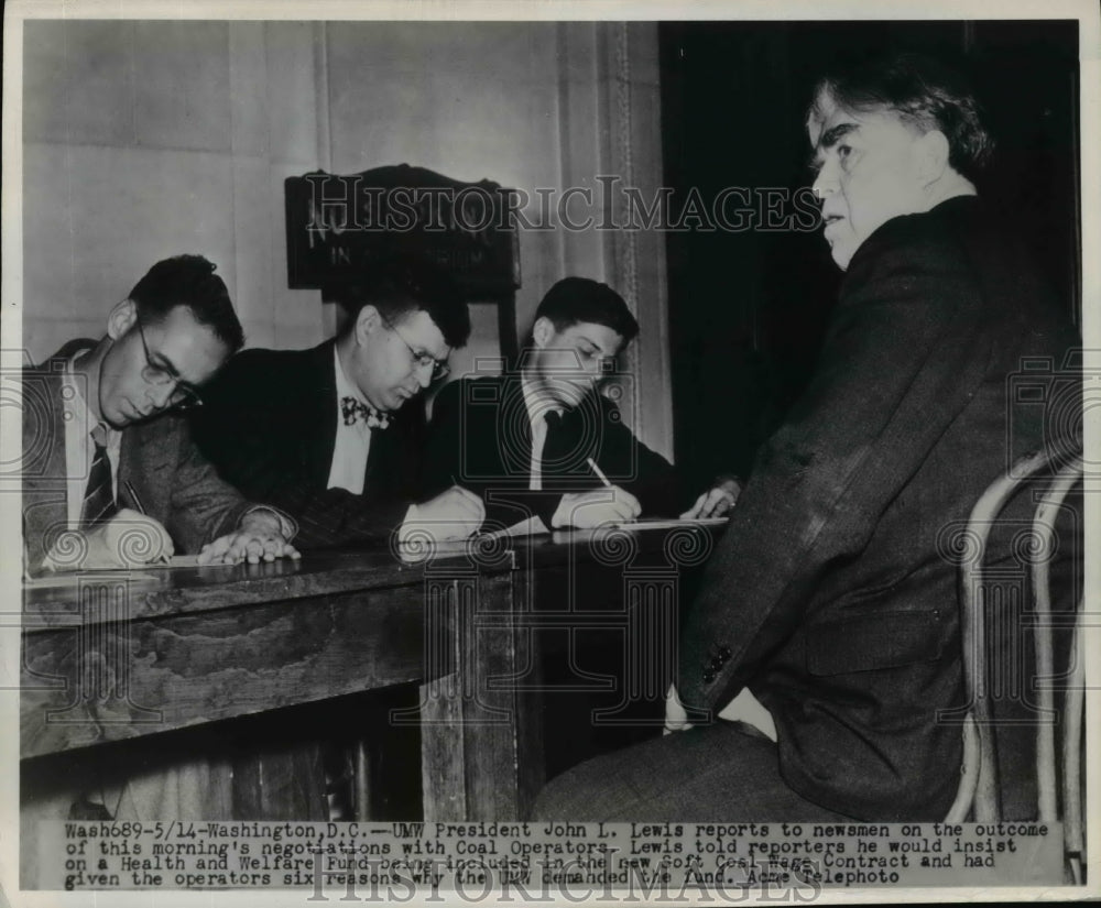 1945 Press Photo John L. Lewis of United Mine Workers Talks to Newsmen