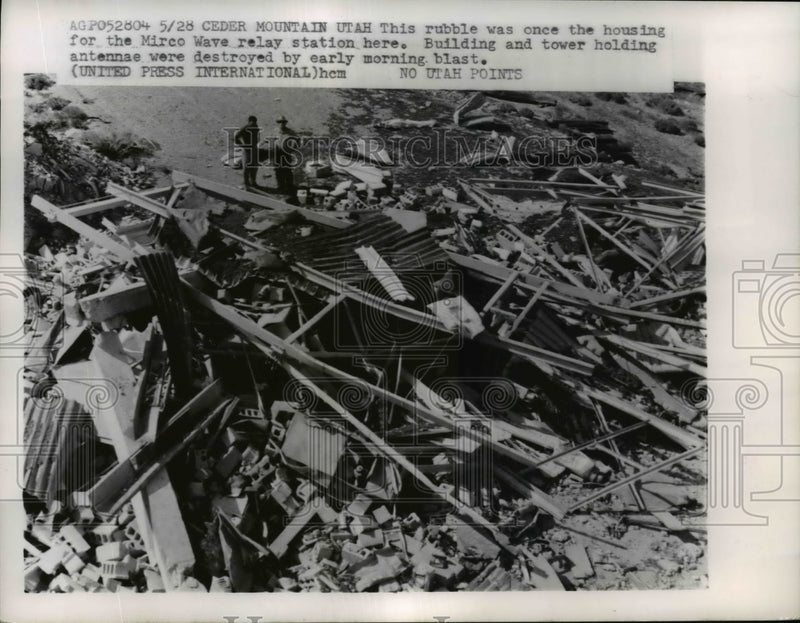 Load image into Gallery viewer, 1961 Press Photo Microwave Relay Station Wreckage after Explosion, Cedar Mount

