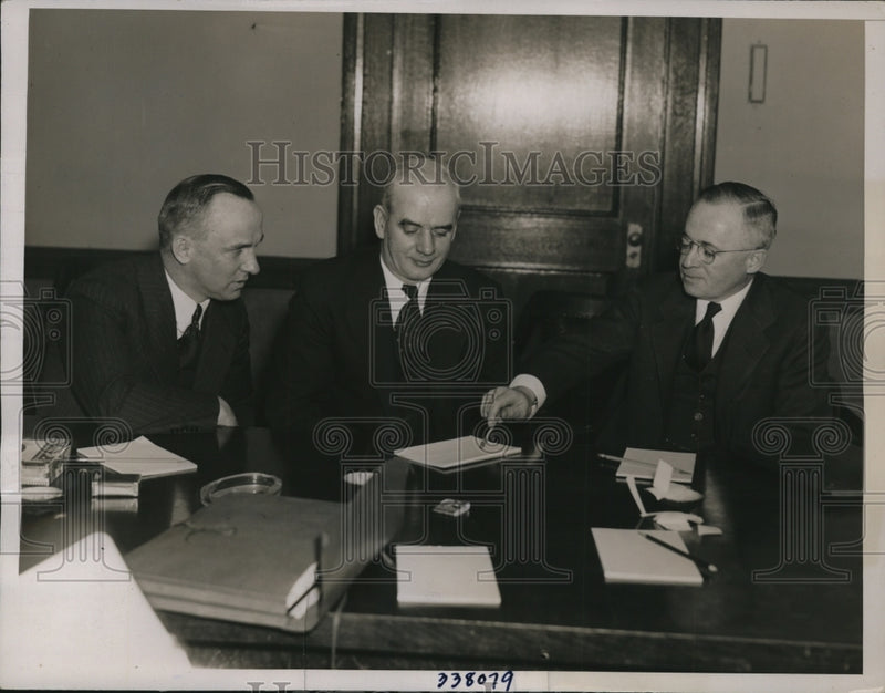 Load image into Gallery viewer, 1936 Press Photo Coal Operators and Miners Confer - nef21671
