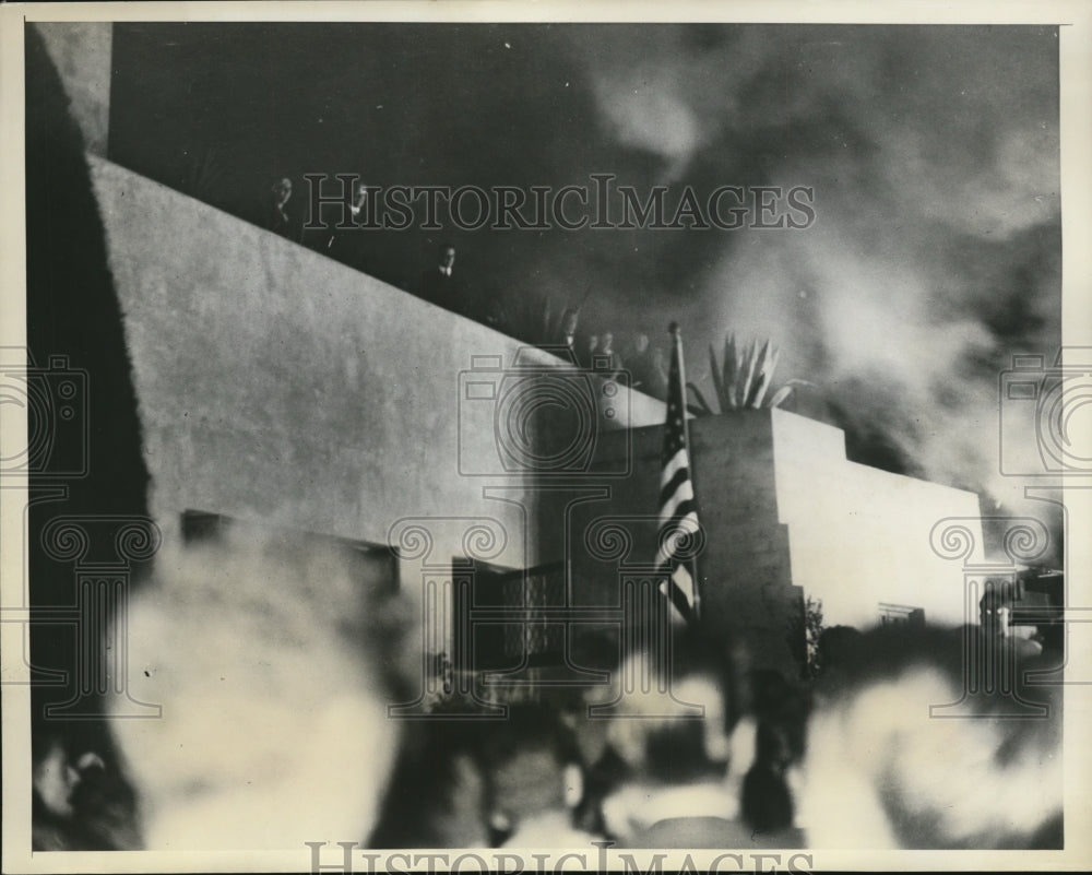 1932 Press Photo Stanford Univ Students Cheer Pres & Mrs Hoover on Their Balcony