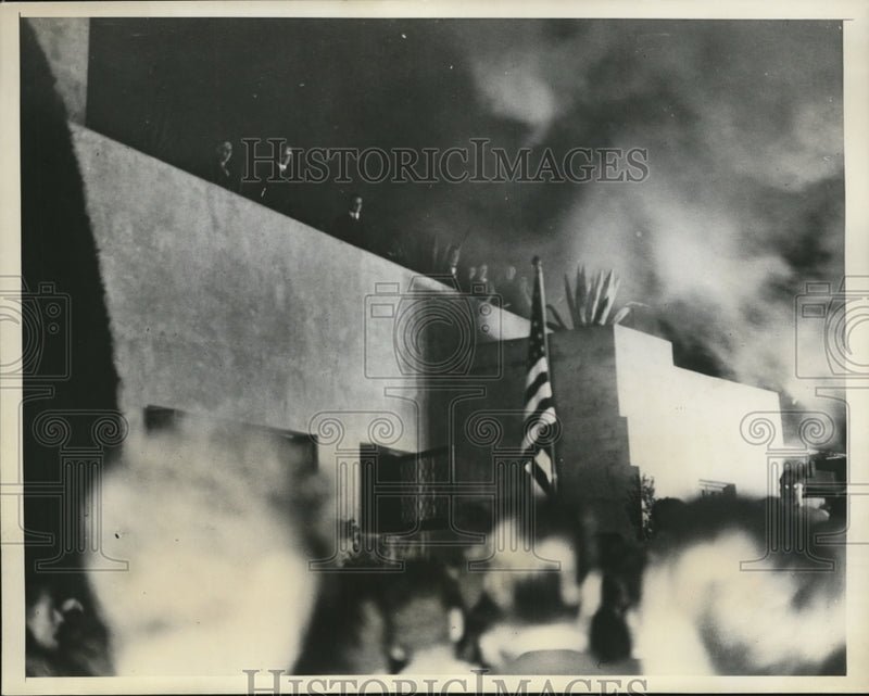 Load image into Gallery viewer, 1932 Press Photo Stanford Univ Students Cheer Pres &amp; Mrs Hoover on Their Balcony
