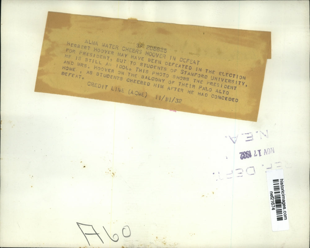 1932 Press Photo Stanford Univ Students Cheer Pres & Mrs Hoover on Their Balcony