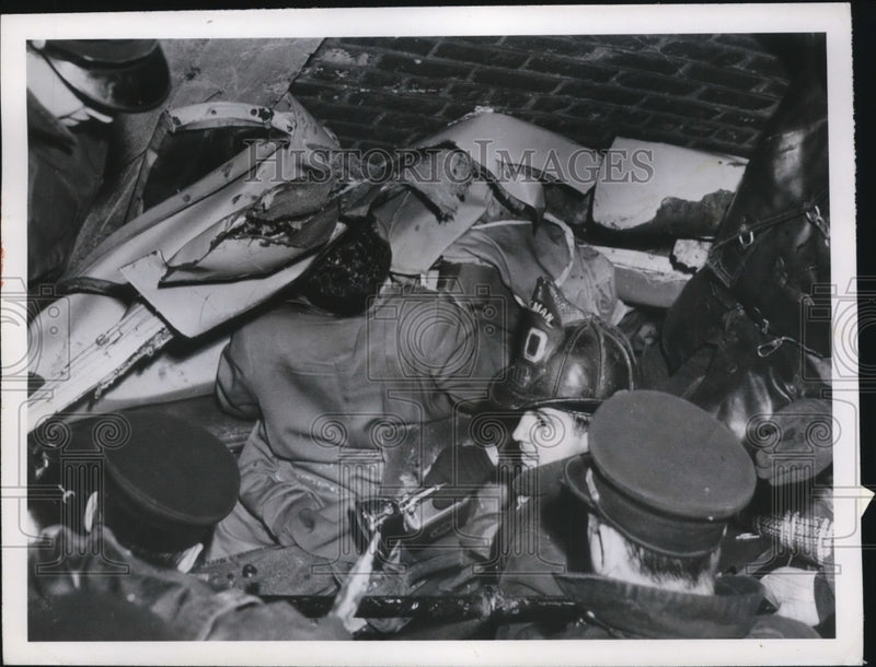 Load image into Gallery viewer, 1950 Press Photo Firemen Work In Space Between Factory Wall and Switch Engine

