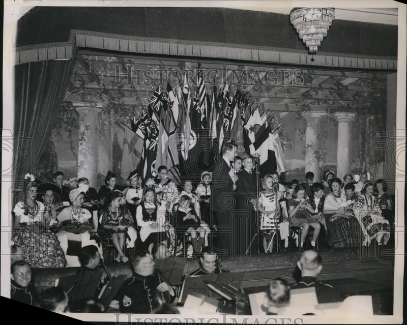 Load image into Gallery viewer, 1939 Press Photo International Children's Christmas of Diplomats - nef21755
