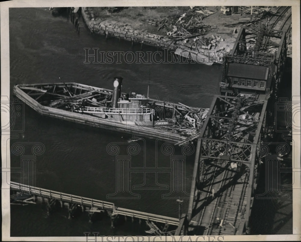 1938 Press Photo Tugboat in Bridge Pivot-Pier After Hurricane, Rhode Island