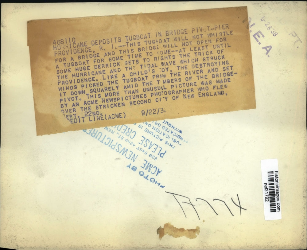 1938 Press Photo Tugboat in Bridge Pivot-Pier After Hurricane, Rhode Island