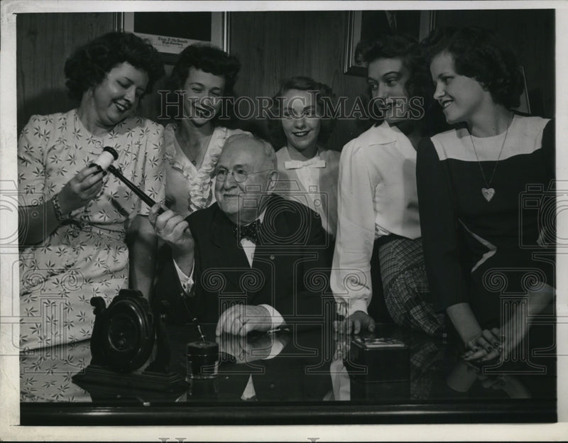 Load image into Gallery viewer, 1944 Press Photo Thomas H. Cannon &amp; Hostesses Catholic Order of Foresters
