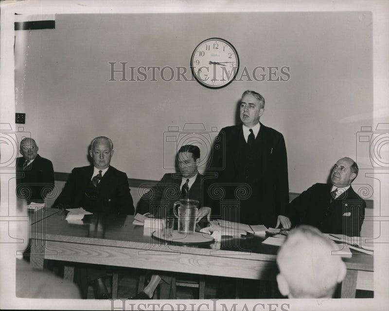Load image into Gallery viewer, 1936 Press Photo Postal Officials of New York, Frank Ellis Speaking - nef21872
