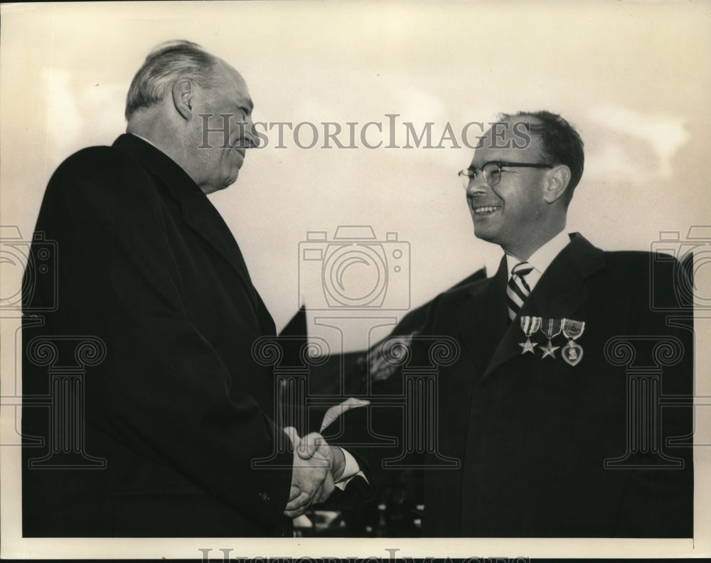 1956 Press Photo Wilbur Brucker congratulates Sen.Charles Potter of Mich