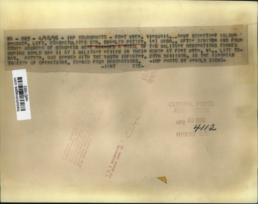 1956 Press Photo Wilbur Brucker congratulates Sen.Charles Potter of Mich