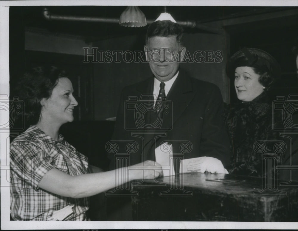 1935 Press Photo Edward J. Kelly & Wife Voting in Chicago Mayoral Election