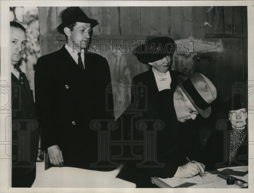 1938 Press Photo James J. Davis & Family Voting in Pennsylvania Primary Election