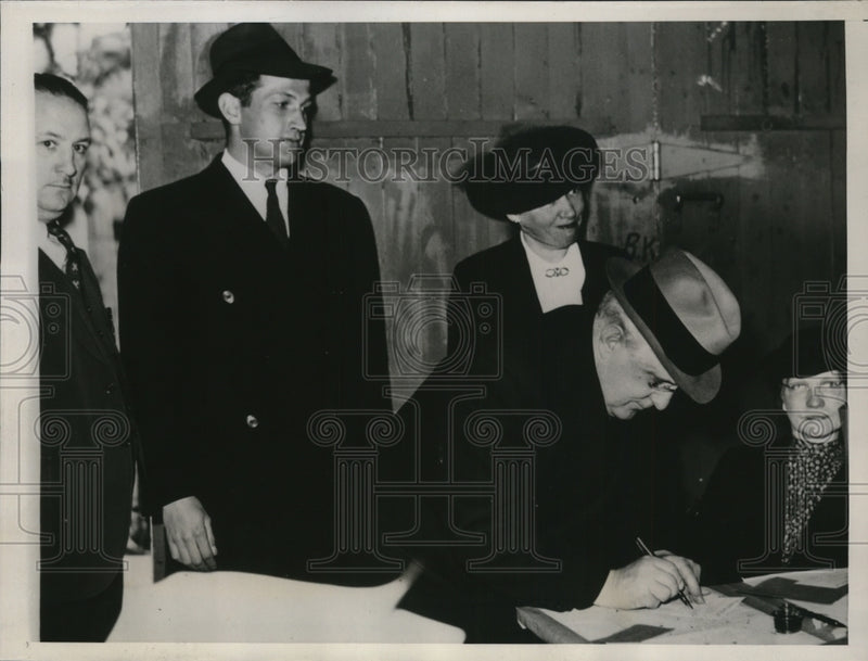 Load image into Gallery viewer, 1938 Press Photo James J. Davis &amp; Family Voting in Pennsylvania Primary Election
