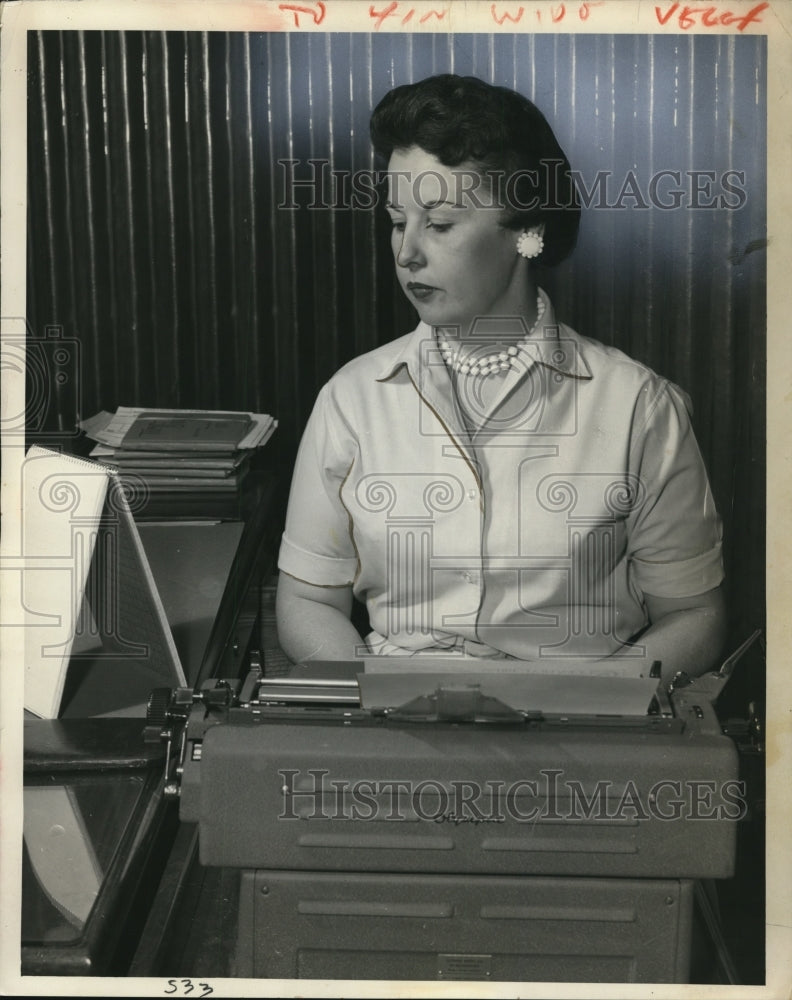 Load image into Gallery viewer, 1959 Press Photo Barbara Vekony at Typewriter - nef22081
