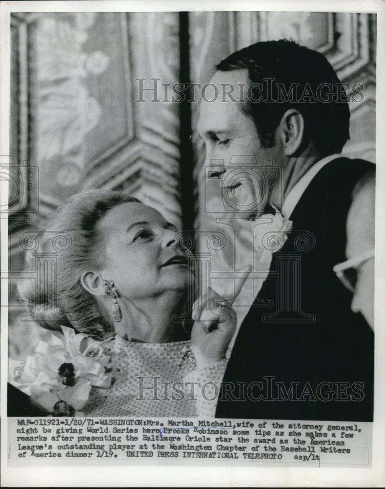 1971 Press Photo Mrs.Martha Mitchell and Brooke Robinson,World Series Hero