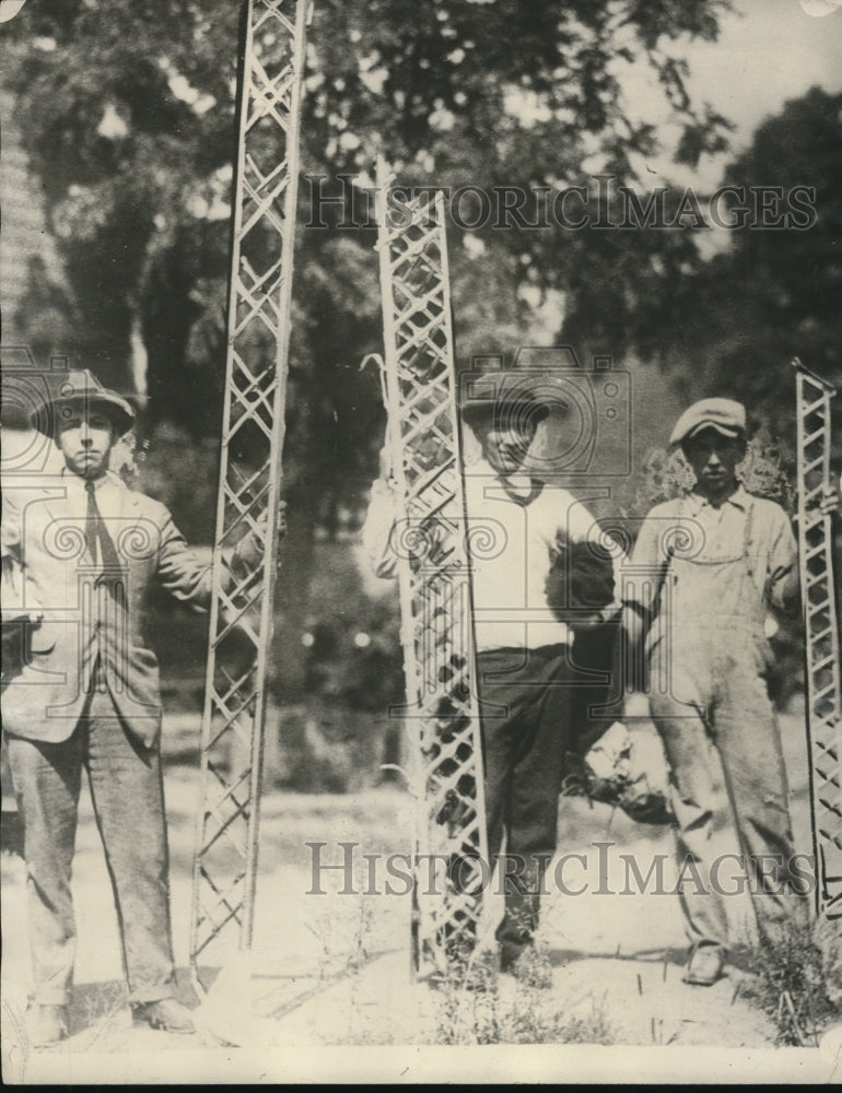 1925 Press Photo Carrying Off Souvenirs of Disaster - nef22273