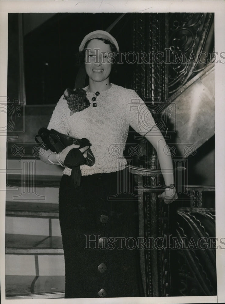 Load image into Gallery viewer, 1936 Press Photo Ms Bertha Tilden Sailing From New York City For Vacation Abroad
