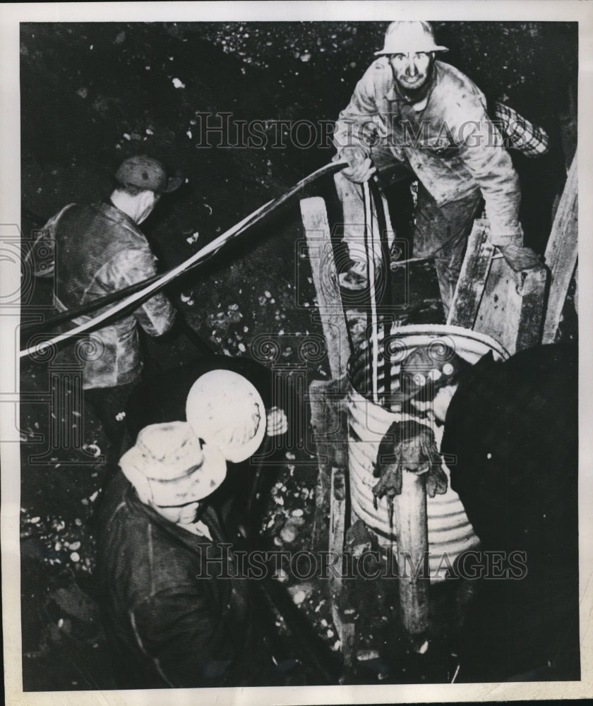 1951 Press Photo Norma Vina Ford Rescued from Well, Hermiston, Oregon