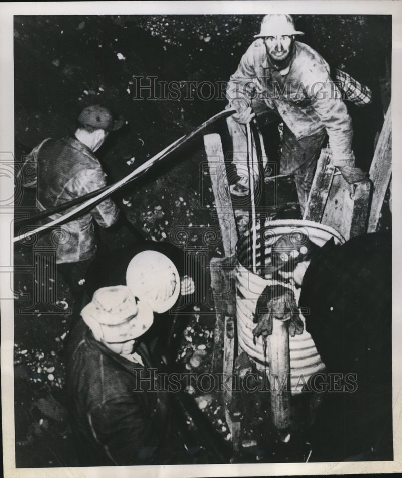 Load image into Gallery viewer, 1951 Press Photo Norma Vina Ford Rescued from Well, Hermiston, Oregon
