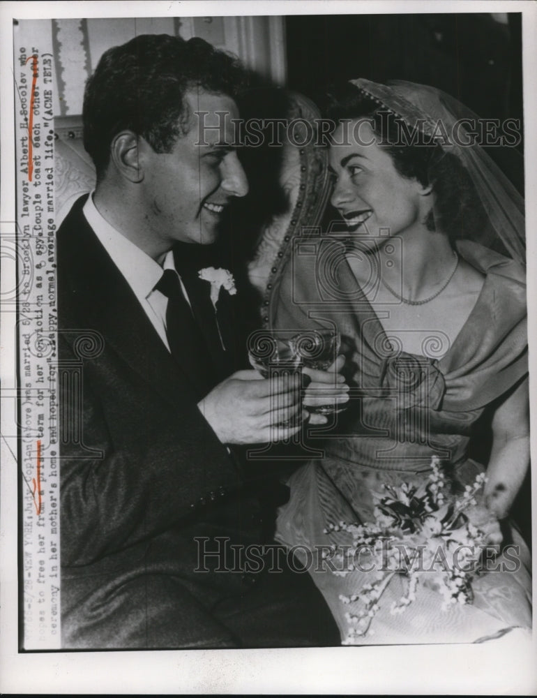 Load image into Gallery viewer, 1950 Press Photo Convicted Judy Coplon Marries Albert Socolov, New York
