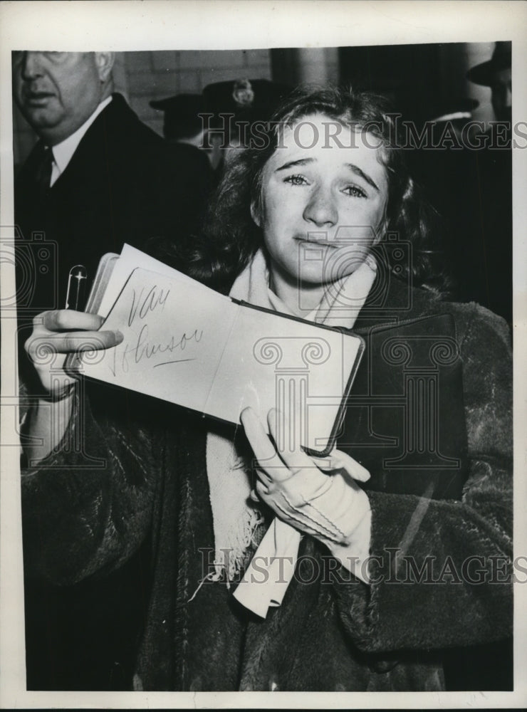 Load image into Gallery viewer, 1946 Press Photo Kathleen Kane Showing Autograph of Van Johnson, Washington D.C.
