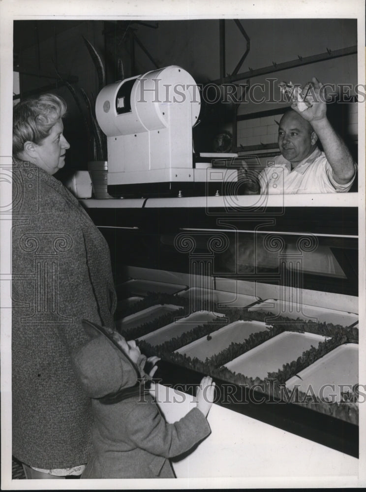 1945 Press Photo Butcher Eugene Arnold Displays Last Meat Supply San Francisco