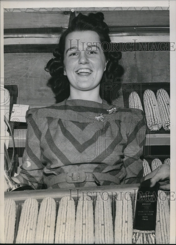 Load image into Gallery viewer, 1940 Press Photo Beverly Meal Crown Corn Princess 4-H Club Congress, Chicago

