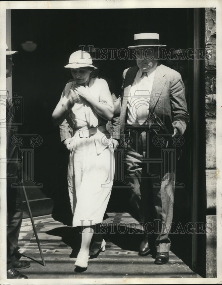 Load image into Gallery viewer, 1933 Press Photo Mita Miller Escorted to Police Station - nef22409
