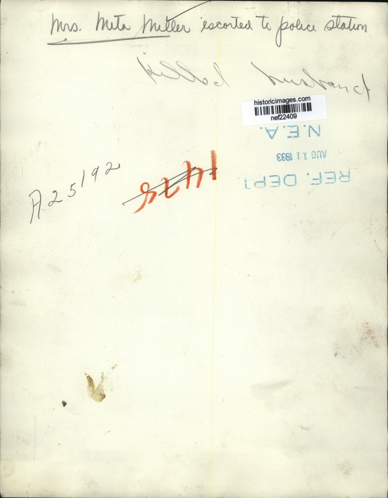 1933 Press Photo Mita Miller Escorted to Police Station - nef22409