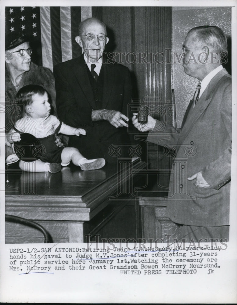 Load image into Gallery viewer, 1955 Press Photo Judge W.W. McCrory Retirement Ceremony, San Antonio, Texas
