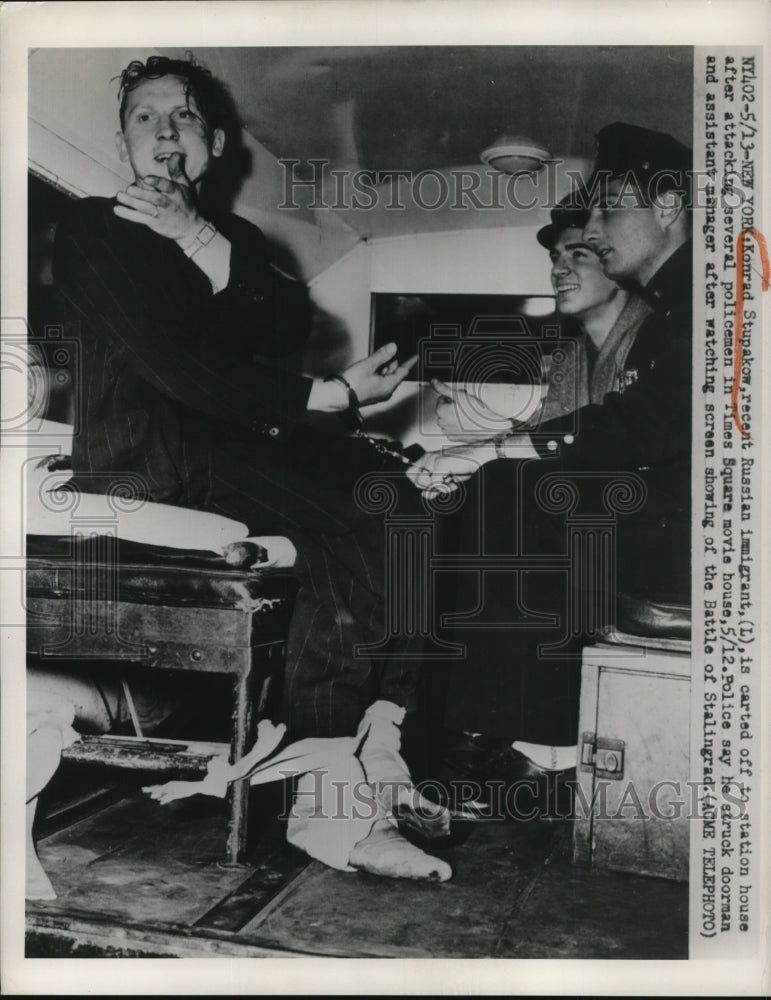 Load image into Gallery viewer, 1950 Press Photo Konrad Stupakow Arrested in Times Square, New York City
