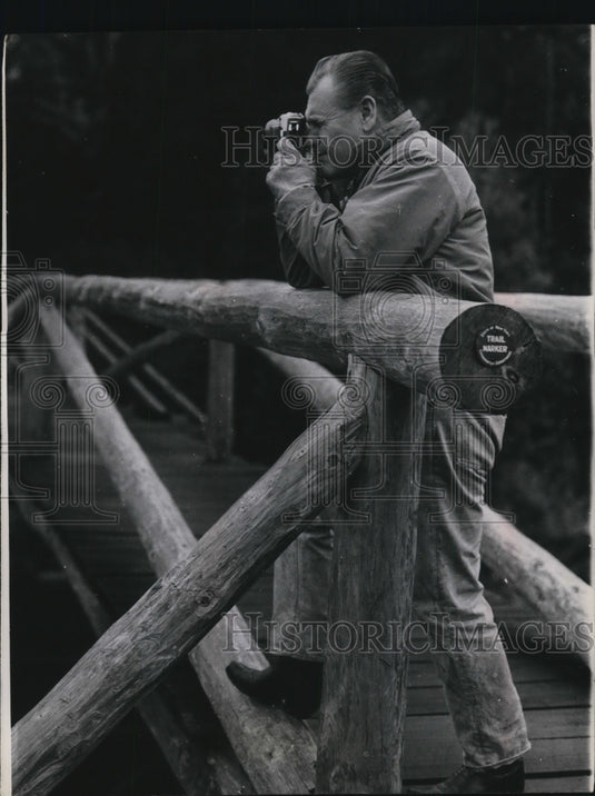 1965 Press Photo Nelson Rockefeller Photographing Duck Hole, Lake Placid