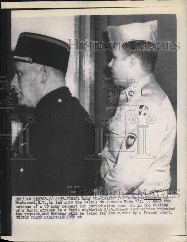 1957 Press Photo De Wayne McOsker at Palais de Justice, Paris - nef22505