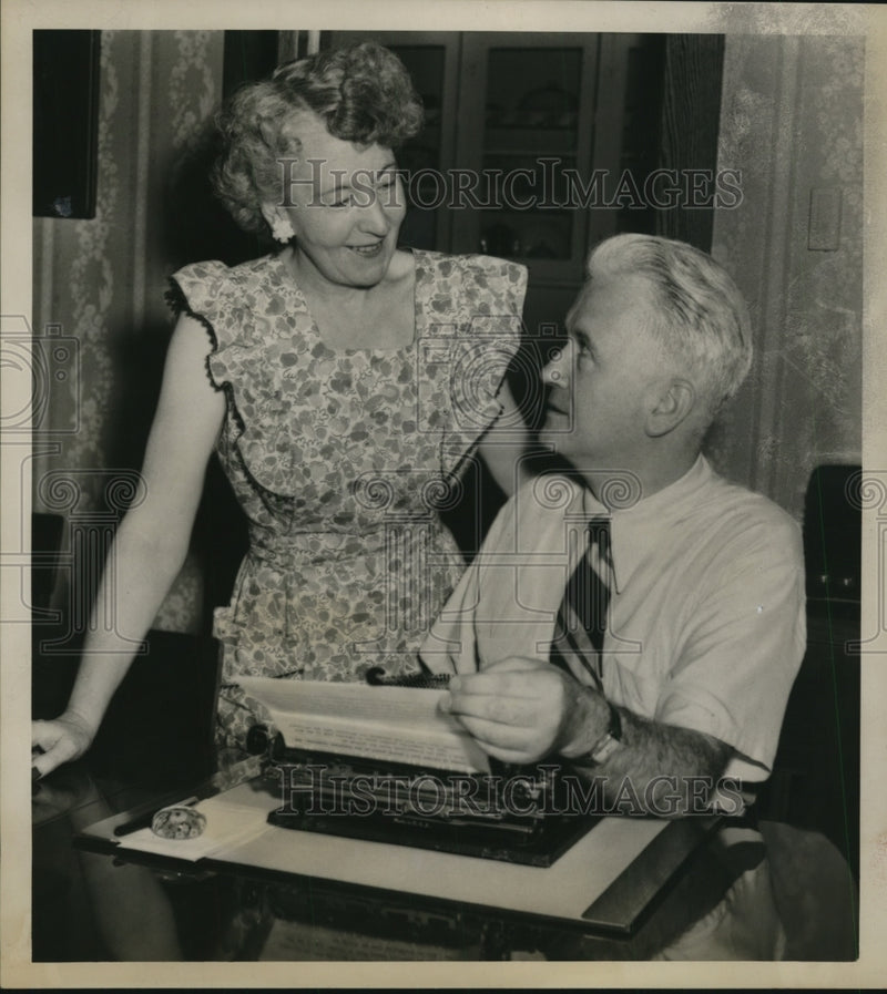 Load image into Gallery viewer, 1949 Press Photo Jindrich Kotas &amp; Wife - nef22541
