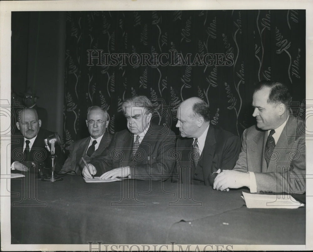 1950 Press Photo John L. Lewis signing contact to end Month Long Coal Strike