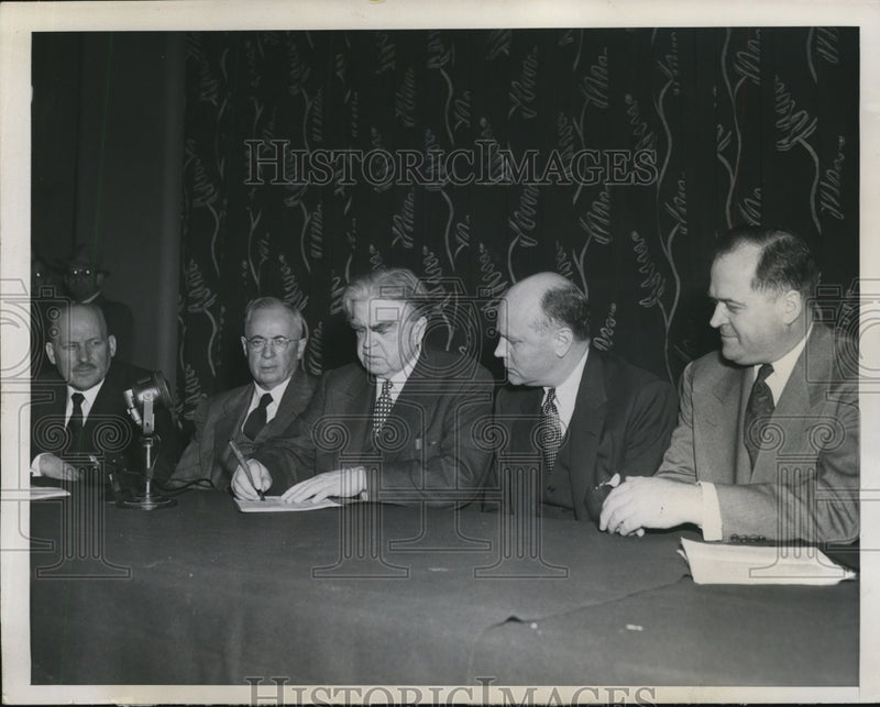 Load image into Gallery viewer, 1950 Press Photo John L. Lewis signing contact to end Month Long Coal Strike
