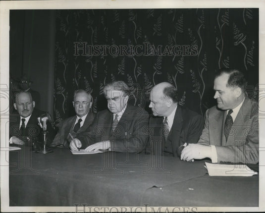 1950 Press Photo John L. Lewis signing contact to end Month Long Coal Strike