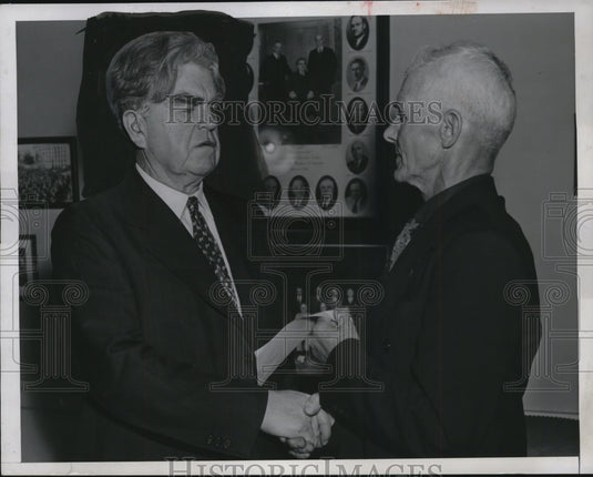 1948 Press Photo John K Lewis present pension check to Horace Michael Airscough