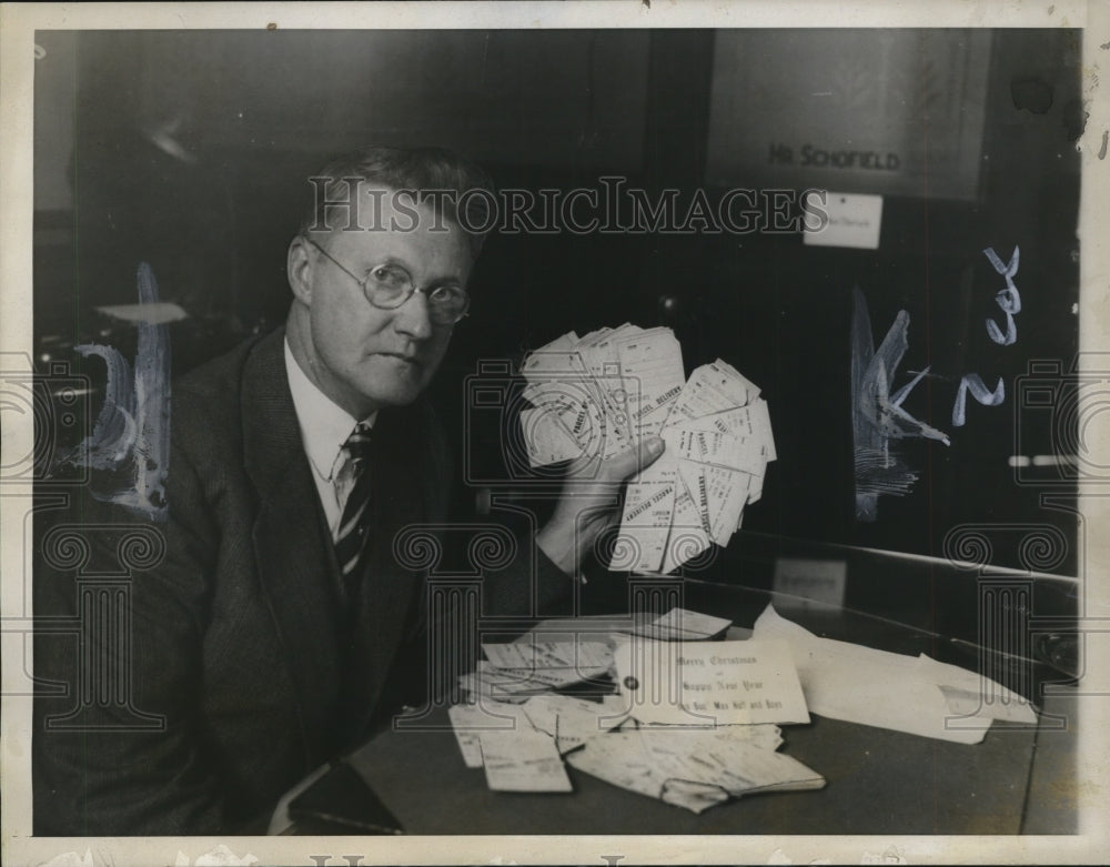 1926 Press Photo Detective Floyd Cunningham Holding Police Turkey Delivery Tags