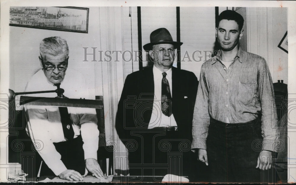 1953 Press Photo Fred McManus at Dubuque Courty Sheriff&#39;s Office, Iowa- Historic Images