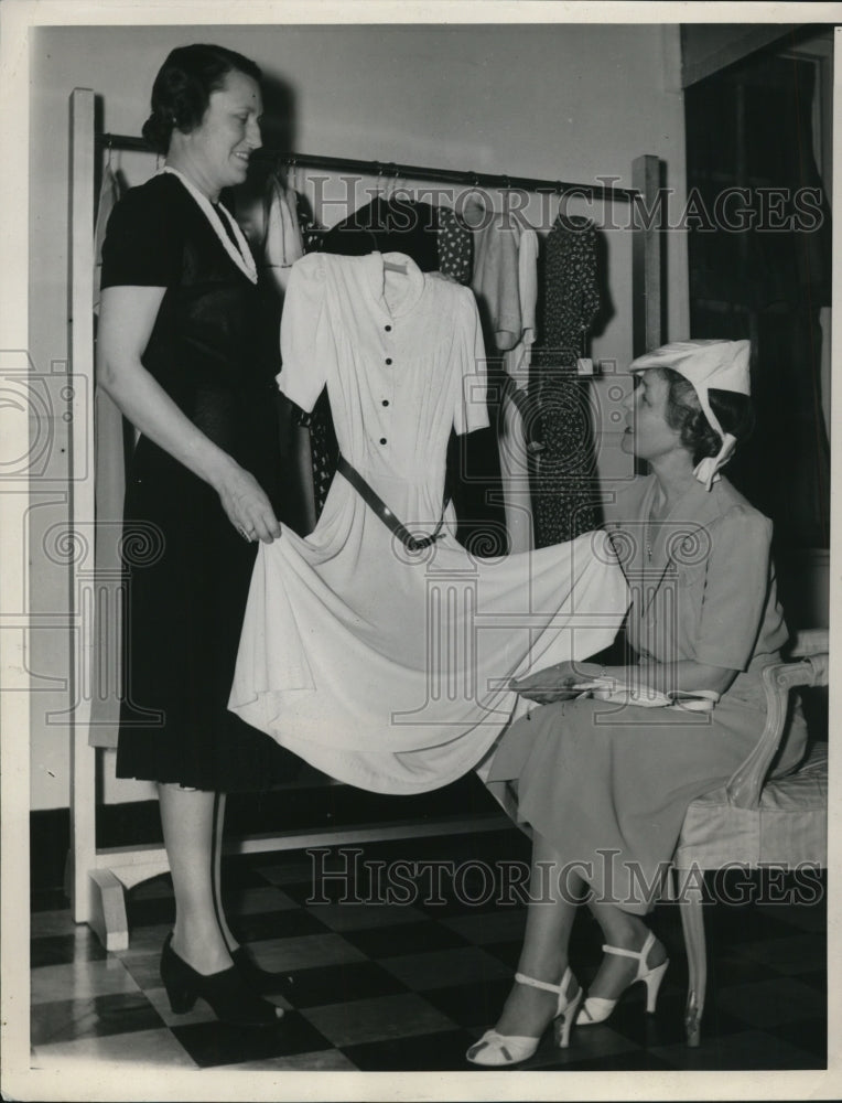 1940 Press Photo Wendell Willkie Chooses Dress for Husband's Acceptance Speech