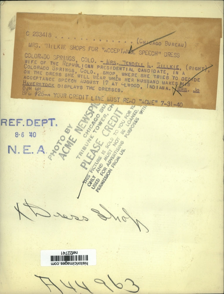 1940 Press Photo Wendell Willkie Chooses Dress for Husband's Acceptance Speech