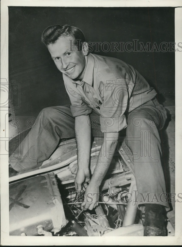 1943 Press Photo Donald Mullet of North Aircraft Inc. Wins Production Merit